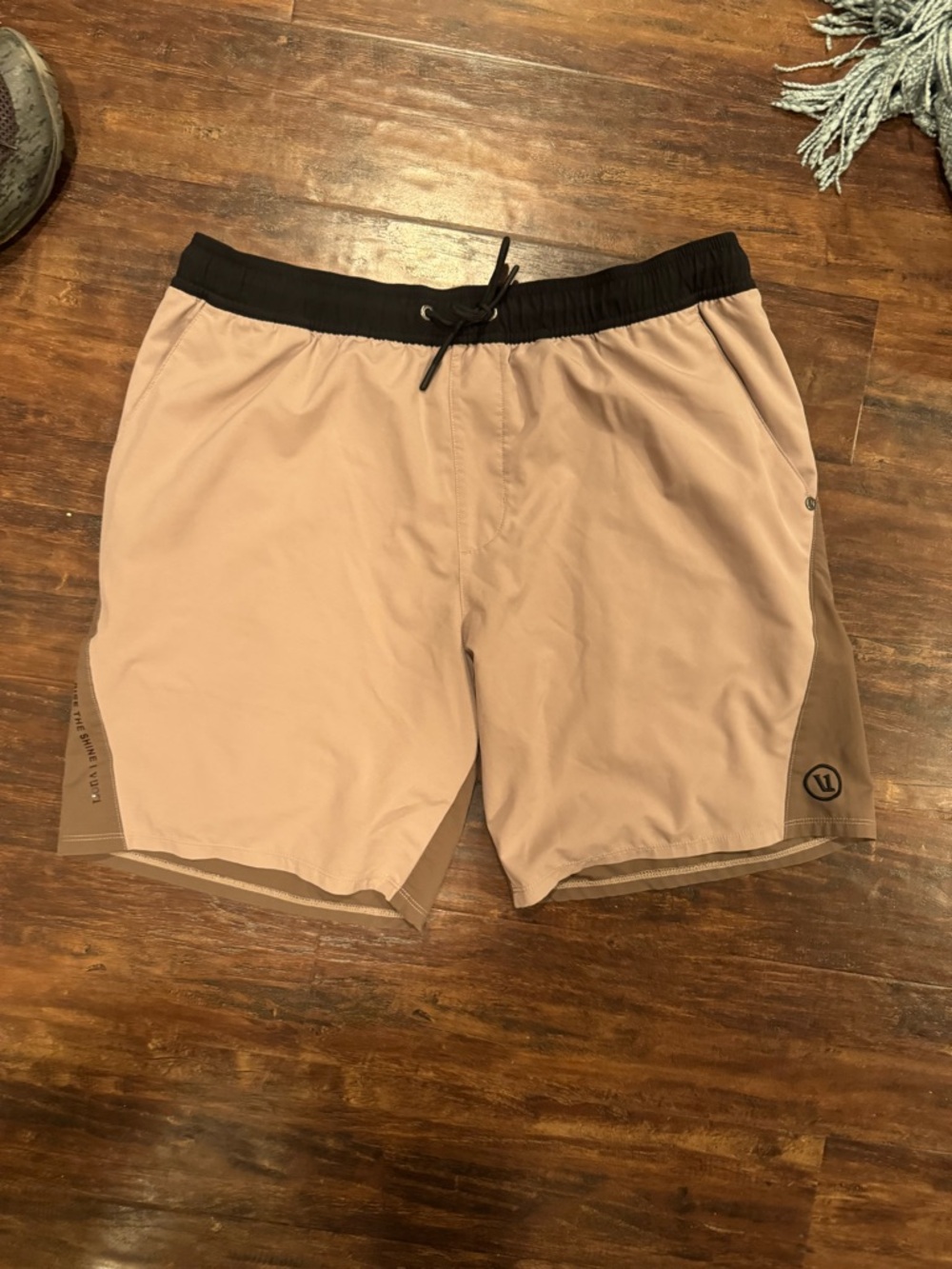 Vuori elevated Kore shorts - lined Active Shorts - L